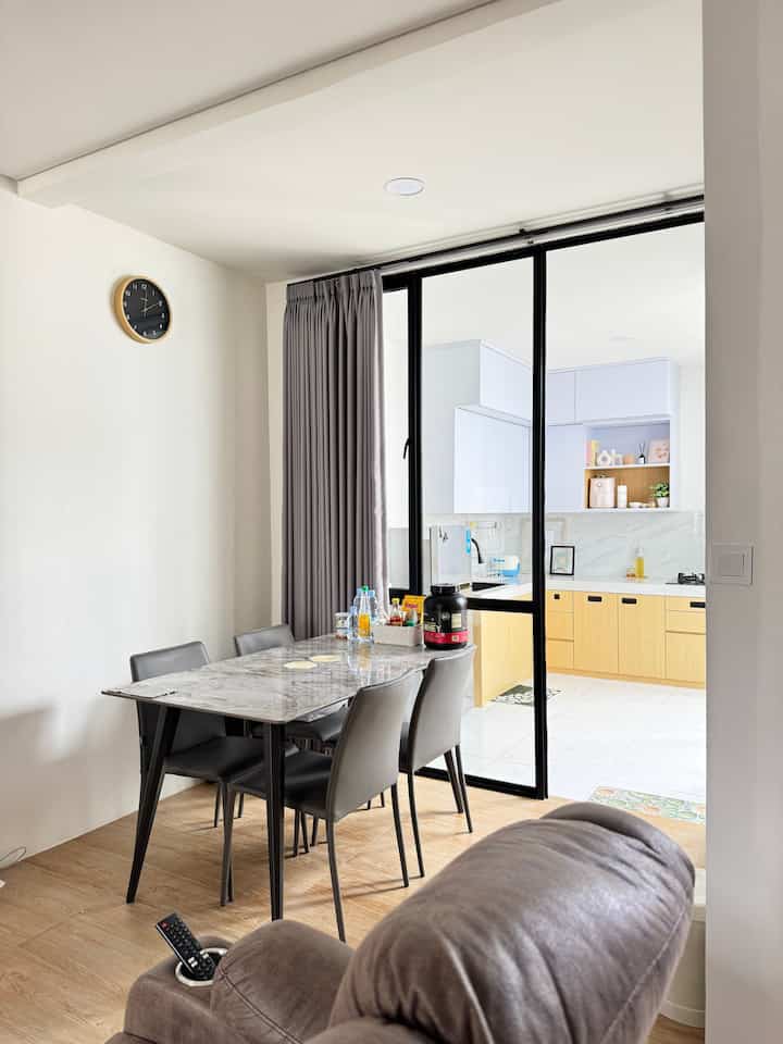 Area Kitchen & Dining di Livin's Home ✨
Awal serah terima rumah ini sebenernya nggak sepanjang ini, panjang rumah ini sebenernya sebatas sampai sofa aja (biar kebayang ya! 😆). Tapi aku manfaatin dengan lakukan renovasi supaya bisa ada space untuk ruang makan dan kitchen. 

Aku juga pasang pembatas pintu kaca dari area kitchen dan ruang makan supaya tetap ada space tertutup (jadi ngga wangi masakan gitu ya😅), tapi sebenernya ini flexible kok! Bisa buka tutup pintu sewaktu-waktu dibutuhkan, apalagi kalau ada acara keluarga 😉👌🏻

#livinshome #KitchenSet #KitchenSetMinimalis #DapurOpenSpace #RumahTanpaSekat #InspirasiDapur #DapurCompact