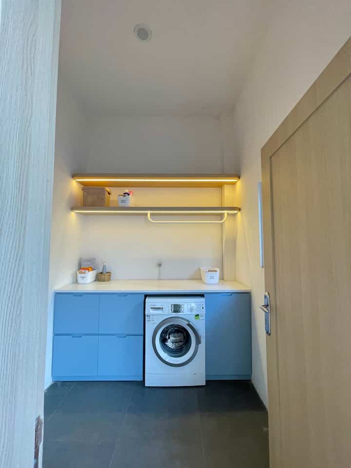 Nyuci baju, but make it fashion! 🧺🧸

Laundry room di #RumahSeupil terinspirasi dari The Sims 4 - Laundry Day Stuff ahaha compact, tapi muat banyak nih. Dibikin sesuai kebutuhan aku juga: untuk nyuci, setrika, dan nyimpen jemuran kering. Sampingnya langsung ketemu sama area jemur, jadi posisinya ini ada di Lt. 1 taman belakang dimana titik air berpusat disini.

No more area jemur di depan rumah ya… makin semangat nyuci kalau begini!

#laundryroom #kabinet #areajemur #kabinetlaundryroom #ruangcuci #servicearea #rumahminimalis #rumahjepang