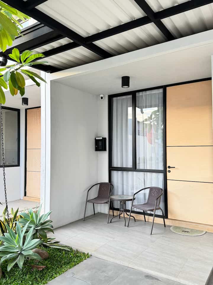 Ini area teras rumahku! Aku taruh kursi dan meja di sini buat nyantai aja kalau sore 😄
Yang paling unik di meteran listriknya, aku pasang box meteran listrik design telephone (ala vintage vibes😆), selain unik tapi ini juga aman ya karena ada kuncinya 👌🏻

#livinshome #rumahminimalis #Terasrumah #fasad #inspirasirumah 