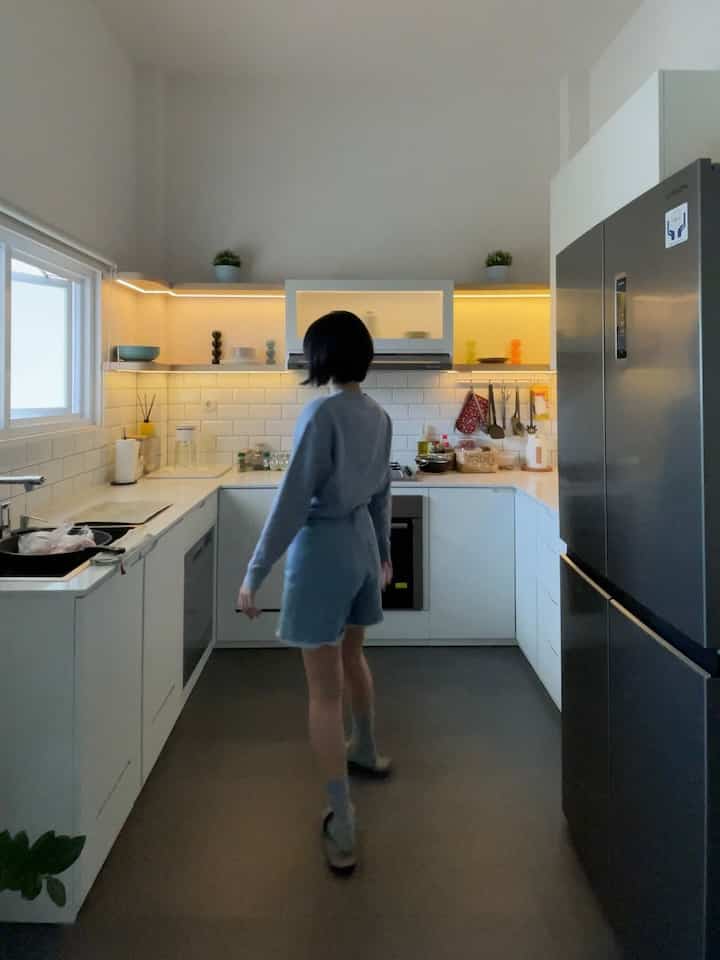 Dapur depan yang menyatu dengan ruang tamu dan meja makan. Tujuannya agar tamu bisa dengan mudah disuguhkan makan-minum. Temanya ya “sat-set lyfe” dan “make yourself at home” 🫶🏻

Kenapa ga pakai sekat? Sempitttt 👀 maklum luasnya cuma 6x7 nih, sementara harus muat semuanya. Tapi dengan begini jadi keliatan lebih luas, belum lagi plafondnya ku bikin tinggi. Kamuflase aja sih mainin dimensi ruang. 

So farrrr, I love the layout like this!
How about you? 🧸 #RumahSeupil

#DapurOpenSpace #RumahTanpaSekat #KitchenSet #DapurMinimalis #DapurDepan #RuangMakan #RuangTamu #KitchenSetMinimalis