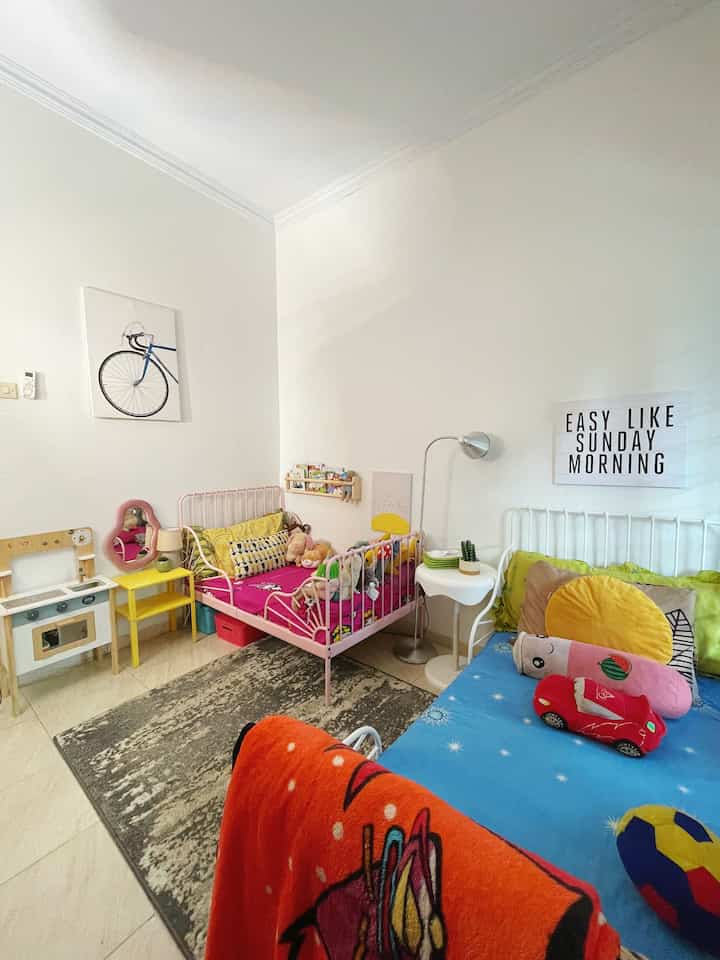 
Sudut nyaman untuk si kakak yang suka warna putih! 🤍✨ 

Meskipun kamar ini berbagi dengan adik yang beda usia dan gender, sudut ini tetap dibuat spesial sesuai kepribadian kakak. Dominasi putih pada kasur, dinding, dan perabotan kecil seperti meja samping memberikan kesan bersih, tenang, dan luas, sesuai dengan kesukaan kakak.

Aksen warna biru pada sprei dan bantal lucu bikin sudut ini tetap playful tanpa kehilangan kesan minimalis. Ditambah dekorasi simpel seperti quotes ‘Easy Like Sunday Morning’ yang bikin suasana lebih calming dan cozy. Dengan tambahan lampu baca, kakak bisa menikmati waktu santai membaca buku atau sekadar rebahan sore hari. 💤✨

Sharing room? Bisa kok tetap nyaman dan punya ruang personal! 🤍 Siapa yang suka dominasi putih di kamar kayak kakak ini?

#KamarSharing #KamarAnak #InspirasiKamarAnak #KamarRamahAnak #MinnenBed #SideTable #WarnaCatRumah #IdeKamarAnak 