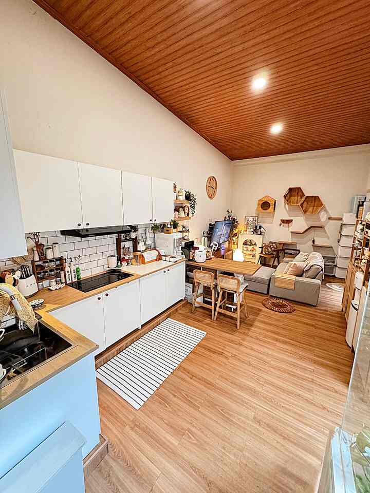 Dapur, ruang makan dan ruang tv jadi satu🎉
Area 4x7m ini sengaja ga dikasih sekat biar terasa lega dan biar sambil masak bisa dengerin podcast💕

Semua lantai menggunakan vinyl agar ga dingin di kaki. Penggunaan vinyl elmo kode 8058 ini best buy aku di 2019. Alhamdulilah awet.


#DapurOpenSpace
#RumahTanpaSekat
#kitchensetminimalis #dapurikea #vinyl #dispensermodena #homedecor 