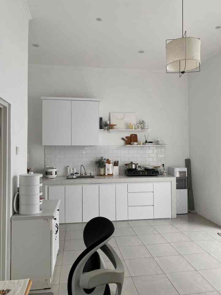• Open space kitchen & dining area •

Di rumah kami untuk area kitchen, dining, workspace, dan minicourt dibuat terbuka. Walaupun belum sempurna karena meja makannya belum ada 😅 bagian taman sengaja kami tidak beri sekat pintu supaya sirkulasi udara tetap bagus karena kami tidak pakai cookerhood. 

#lampugantung #warnacatdapur #catrumah #dapuropenspace #rumahtanpasekat