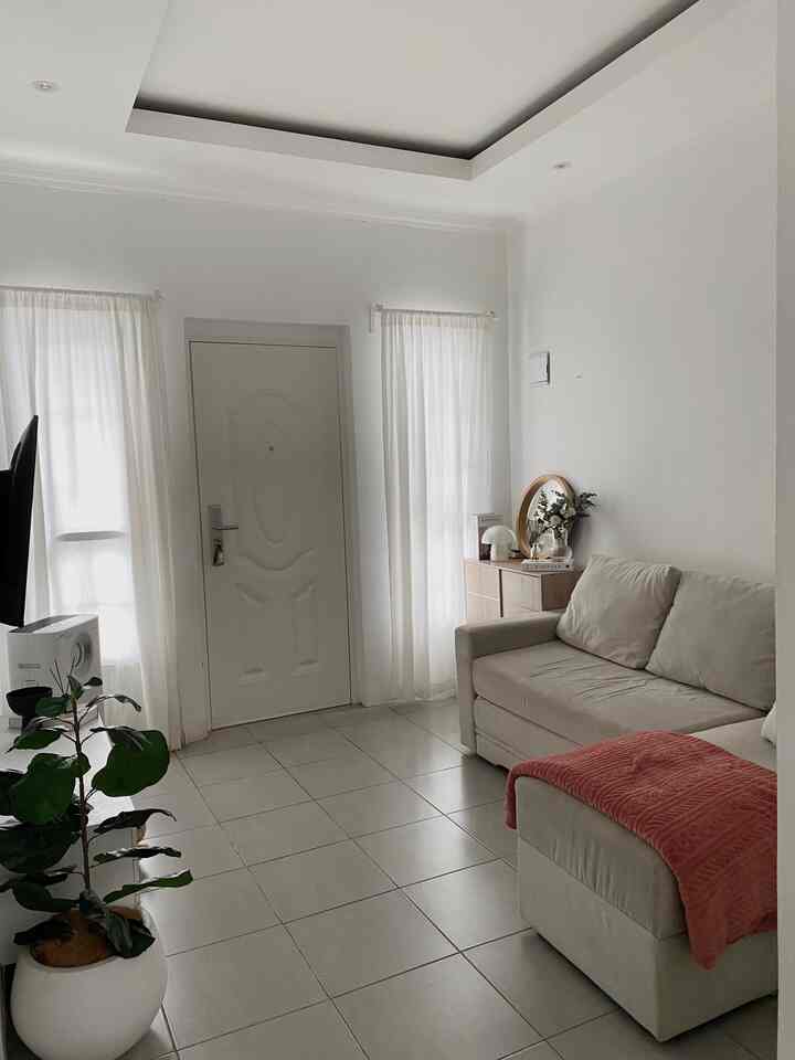 • Compact Living Room •

Ukuran living room yang sangat terbatas 3x3m jadi pastinya aku sangat hati-hati dalam pemilihan furniture. Pemilihan yang aman yaitu hindari terlalu banyak hiasan & hindari furniture berukuran besar supaya tidak terkesan sempit.

#livingroominspo #ruangkeluarga #minilivingroom #inspirasidekorasi #sofabed