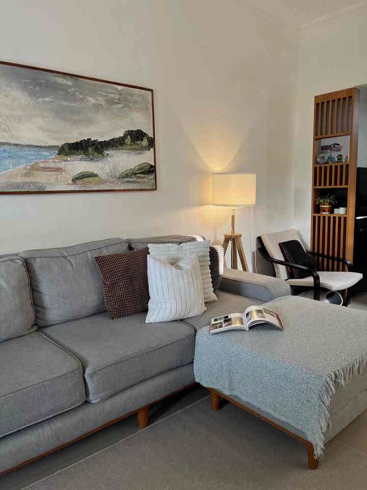 Nyore di living room ☕️

#Livingroom #SofaMinimalis #RuangTamu #RuangKeluarga #CozyLivingRoom #Tangerang #Rumakaf