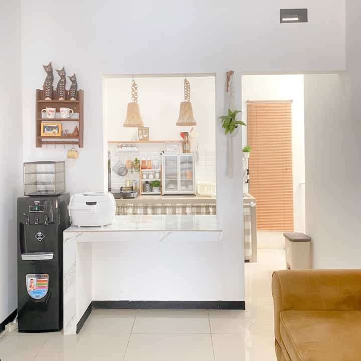 Area ruang makan dan dapur ini sengaja aku buat open space karna cita citaku ingin punya meja bar dirumah. Tapi akutuh ga bikin meja bar yg tinggi, kenapa? Karna emg sengaja agar bisa dijadikan jg sebagai meja multifungsi bisa untuk simpan apa saja. Masih jadi wishlist untuk menambahkan kursi di meja ini, jadi sementara tidak memakai kursi (mudah mudahan aja secepetnya) hehe. 
Meja bar ala ala inipun jadi sekat antara ruang keluarga dan dapur✨ 

Mudah mudahan ter inspirasi ya temen temen🤗


#kitchenset #kitchensetminimalis   #InspirasiDapur #DapurCompact
#rakserbaguna #dispenser #megicom #mejabar #inspirasiDapurMungil