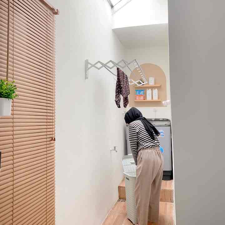 Laundroom minimalis yang ada dirumahku✨
Jadi inituh laundry roomku, ukurannya hanya 1x1 cm loh! Sangat mungilkan hehe. Makanya hanya bisa simpan satu mesin cuci dua tabung saja. Aku pasang dua ambalan di atas mesin cuci ,sengaja Untuk simpan detergent. 
Agar dapat menjemur baju didalam rumah, aku tambahkan jemuran tempel, yg bisa dilipat, atap laundry roomku ini sengaja transparan agar tetap ada cahaya sinar matahari masuk jadi cucian yang aku jemur cepat kering hehe. 
Mudah mudahan terinspirasi ya temen temen✨🤎


#laundryroom #rumahminimalis #homedecor #inspirasilaundryroom #laundrybasket #mesincuci 