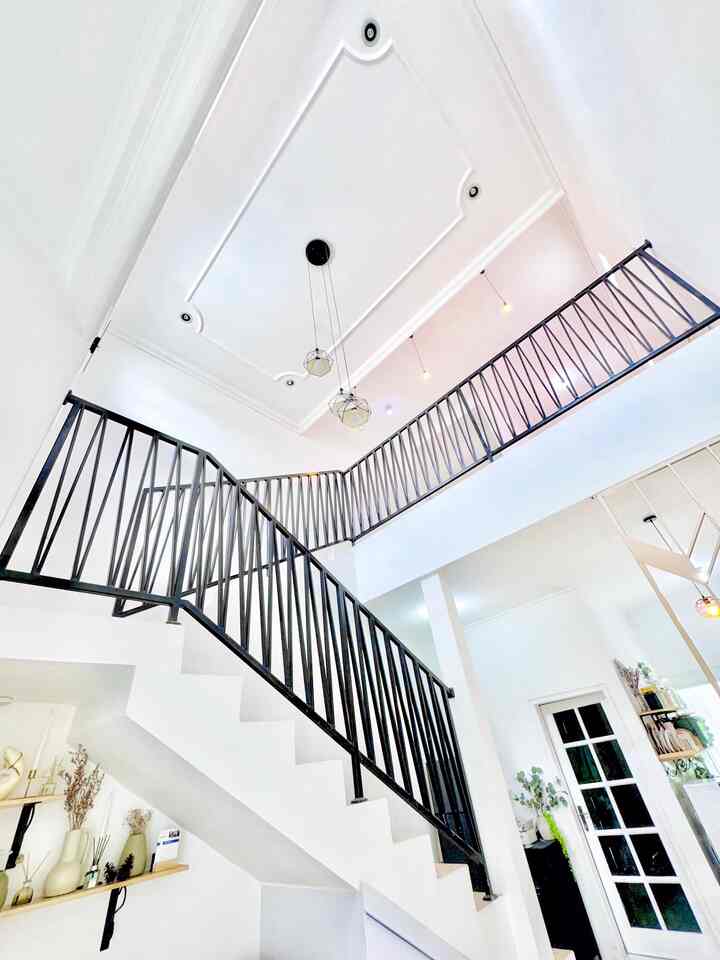 🌸 Tips n trick lahan kecil terasa luas 🌸

Ini beberapa hal yang aku terapkan di rumahku yang luas tanahnya hanya sekitar 75 meter persegi supaya terasa lebih luas:

1. Mezzanine.
Model mezzanine bikin terasa lebih luas karena sudut pandang kita bukan hanya ke depan, tapi juga terbentang ke atas.

2. Cat dominan putih.
Cat berwarna apalagi warna gelap menurutku membuat suatu ruangan lebih sempit daripada ketika kita memilih warna putih sebagai cat yang dominan di rumah, terasa lebih clean dan lebih lega.

3. Memaksimalkan tempat penyimpanan.
Supaya barang tidak semuanya ditampilkan di rumah, ada baiknya kita membuat storage yang bisa alih fungsi sebagai gudang bersih untuk menyimpan barang-barang yang sudah mulai menumpuk supaya rumah tidak terasa sempit.

4. Open space.
Yap! Rumah kami benar-benar open space, dari mulai membuka pintu depan akan langsung terlihat sampai ke pintu belakang dan sebagian taman, hanya kamar dan toilet yang berpintu, ehehehe.

Keempat hal ini terbukti memberikan kesan luas pada rumah kami ✨

#Home
#Mezzanine
#OpenSpace
#OpenPlan
#Storage
#LemariBawahTangga
#Bench
#PlafonGypsum
#Sofabed
#TanggaMinimalis
#LantaiGranit
#WallArt
#WallDecor