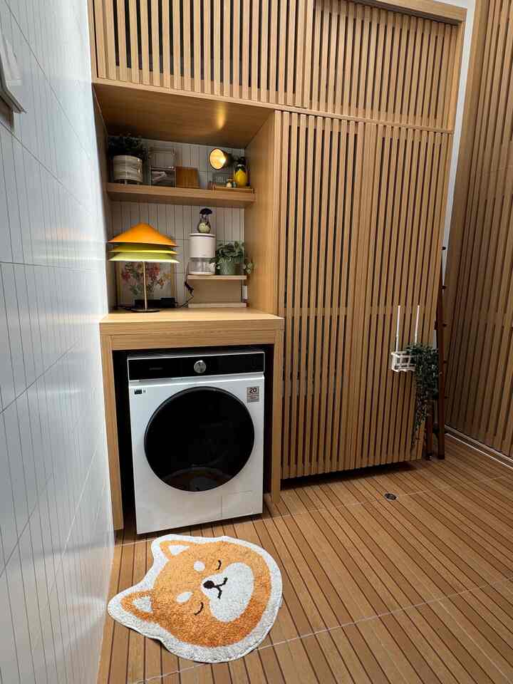 Laundry room gabung sama gudang? Why not!
Ukuran 2x3 tapi compact banget bisa skalian ruang jemur dan penyimpanan vacuum cleaner juga loh.

Menggunakan keramik biar aman klo ada insiden bocor dari keran air. Lemari dibuat menggantung jg biar aman dari rembesan air.


#laundryroom #gudang #ruangjemur #rumahdeveloper #ruanganrapih #gudang #kylehome #rumahminimalis