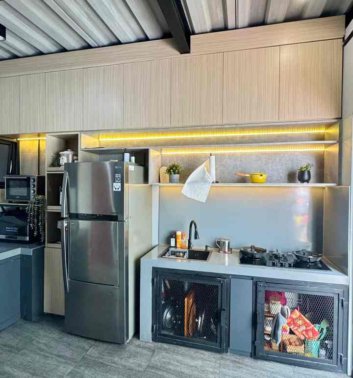 Untuk memaksimalkan ruang sempit di dapur, saya memanfaatkan layout dapur letter L. Desain ini membuat alur kerja lebih efisien, dengan area memasak, mencuci, dan penyimpanan tertata rapi. Saya menggunakan kabinet gantung minimalis untuk menyimpan barang tanpa memakan ruang di area bawah, serta memilih lantai granit berwarna gelap yang menambah kesan elegan sekaligus mudah dibersihkan.

Triknya, semua barang yang jarang digunakan disimpan di kabinet tertutup, sementara rak terbuka digunakan untuk menaruh dekorasi sederhana seperti tanaman kecil atau bumbu dapur yang sering dipakai. Untuk pencahayaan, saya menambahkan LED di bawah kabinet gantung, sehingga dapur tetap terlihat stylish sekaligus fungsional. Dengan kombinasi ini, dapur mungil saya tetap rapi, praktis, dan nyaman digunakan setiap hari.

#KitchenSetMinimalis #Plavonbondex
#catabuabu #dapurletterL #Catabuabu
#kabinetHPL #lantaigranite #kabinetpvc
#InspirasiDapurMungil
#DapurCompact