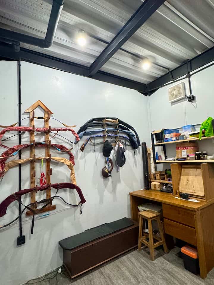 Ruang kerja ini juga menjadi tempat menyimpan koleksi panahan sekaligus area suamiku berkarya membuat arrow. Rak kayu di dinding digunakan untuk menata busur panahan agar tetap rapi, sementara meja kerja dari kayu dilengkapi laci memberikan ruang fungsional untuk proses pembuatan arrow.

Dengan lantai granit gelap, dinding putih minimalis, dan pipa konduit yang dibiarkan terekspos, ruangan ini memadukan kesan industrial yang sederhana namun estetis. Sebuah tempat yang nyaman, terorganisir, dan penuh kreativitas untuk mendukung passion.”
 #ruangkerja #ruangberkreasi #ruanghobby #catdulux #lantaigranite #RuangKerjaMinimalis #HobiPanahan
#DesainIndustrial #InspirasiRuangKerja
#KoleksiPanahan #ArrowMaker
#InteriorFungsional