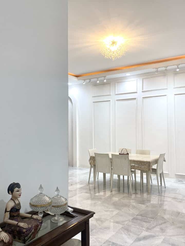 minimalist open space dining room bertema minimalist classic menggunakan taplak meja dari kain tile dan plastik menghasilkan kesan feminim dan classic 🍽️ #taplakmejamakan #lightingdiningroom #catdinding #diningroomopenspace #rumahtanpasekat