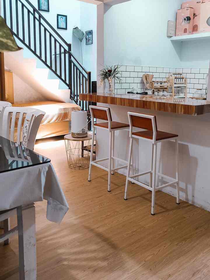 Salah satu spot rumah yang open space di wilayah ruang makan dan dapur agar sirkulasi udara saat masak tuh bisa terkontrol.

Ini bisa jadi ide ruangan minimaslist kalian 🫶🏻
#warnacatrumah #DapurOpenSpace #RumahTanpaSekat #desaindapur #dapurminimalis #mejamakan #diningroom #ruangmakan #ruangmakanminimalist 