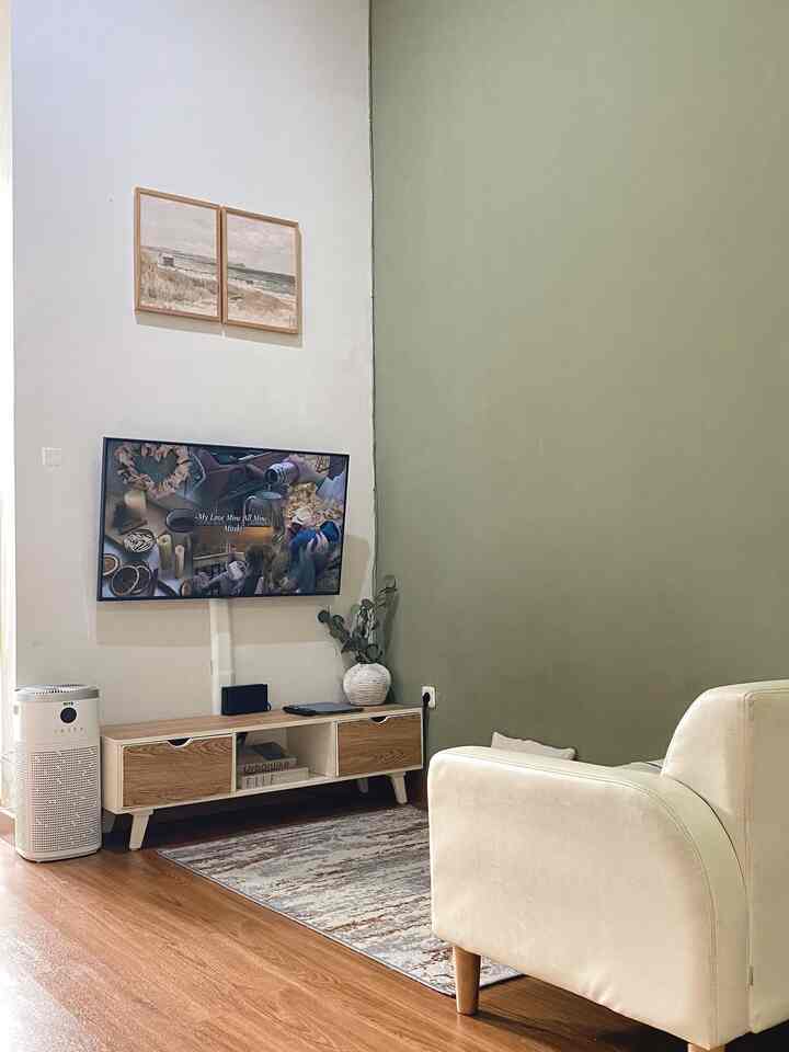 Ruang Tv keluarga, salah satu spot favorite dirumah kami 

#walldecor #catinterior #mejatv #karpetlantai #vas #vasbunga #SpotFavorite #ruangkeluarga #Inspirasiruangtv