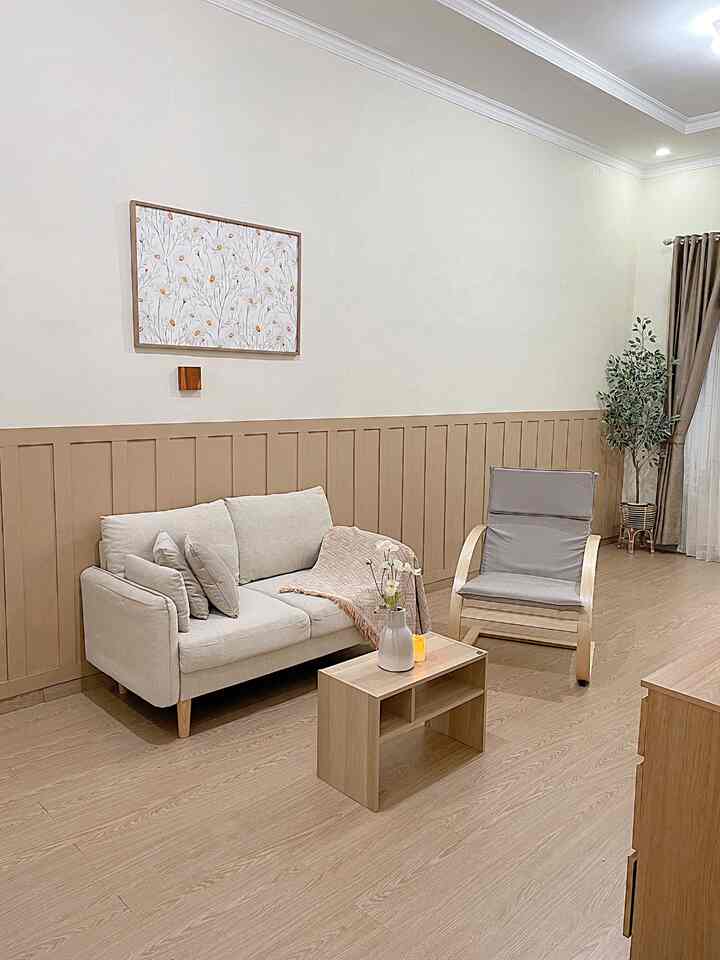 Tempat favorit dirumah kami. Tempat untuk bersantai menonton TV bersama sambil bercerita. Untuk ruang keluarga/ruang tamu dirumah kami hanya menambahkan satu sofa sengaja kami pilih yang 2 seater agar tetap terkesan luas. Dan 1 kursi santai yang nyaman untuk sudut baca atau sudut untuk ngeteh 🍃

#LivingRoom #InspirasiRuangKeluarga #InspirasiRuangTamu #SofaInforma #SofaSantai #WallDecorAesthetic #TanamanArtificial #VinlyPlank #CatTembokAvian