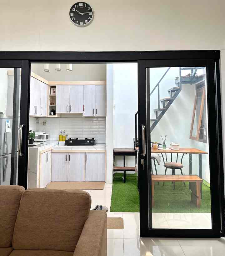 Dapur dan ruang makan dengan konsep open space!📸
Area paling belakang dari rumah kami adalah area makan yang sekaligus menyatu dengan dapur. Meskipun konsep rumah kami adalah open space, tapi kami memisahkan area ruang keluarga dengan area dapur menggunakan sliding door. Alasannya simple, agar mempertegas ruangan dan juga saat kegiatan memasak bau masakan tidak terlalu menyebar hingga ke seluruh bagian rumah. 
Adapun area dapur dibuat open space agar mempermudah saat memasak dan makan bersama, karna bersebelahan menurutku jadi lebih efektif.

#DapurOpenSpace #RumahTanpaSekat #Dapurminimalis #Openspace #kitchenset #mejamakan #inspirasidapurmini #Dapurskylight #slidingdoor #tangga #lantaigranit #kesetdapur #backsplash #mejamakandiy