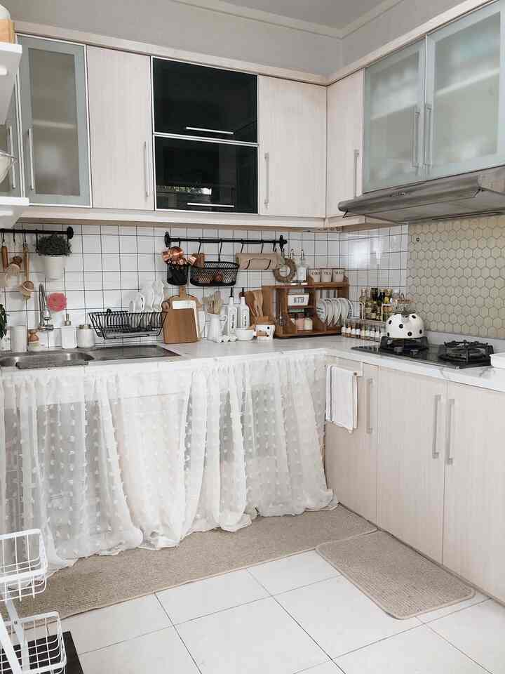 Meski dapurku minimalis tapi tetap terlihat estetik dengan printilan-printilan yang sesuai dengan penggunaannya.

#inspirasidapurmungil #dapurcompact #printilanestetik #perlengkapandapur #kitchensetminimalis #kesetestetik #kitchendecor #DecorasiAesthetic #RoomDecor #PrintilanAesthetic #HomeDecor  #Japandi #KoreanStyle #Scandinavian