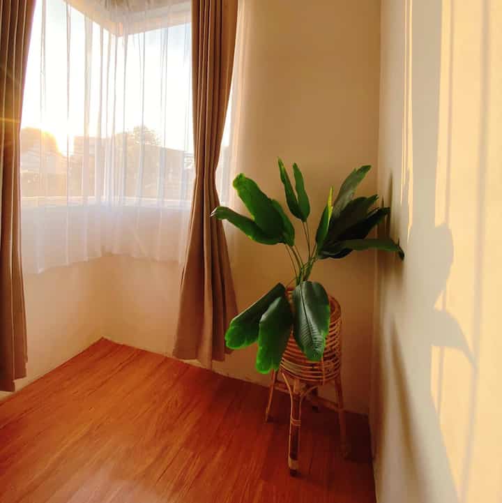 Setuju gak kalau Lantai vynil bikin suasana jadi warm ☺️ 
Ku pasang vynil di area tangga sampai area kamarku, dipadupadankan dengan barang2 motif kayu jadi makin terlihat senada, homey, dan sangat hangat suasana lantai atas ku ✨

#lantaikamar #vynil #suasana #motifkayu #homesweethome