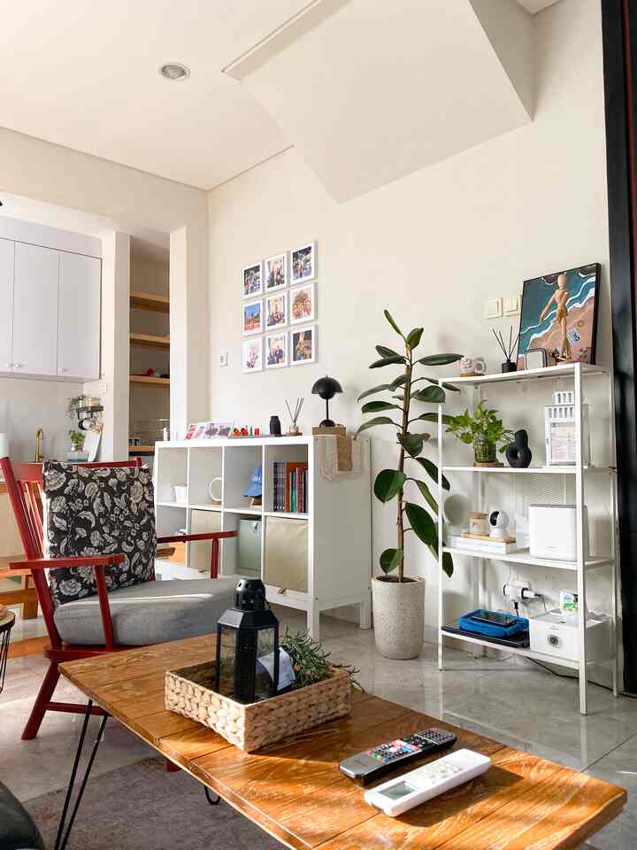 Pemilihan furniture & dekorasi pada area terbatas memang harus menyesuaikan konsep yang di terapkan pada rumah

Pemilihan funiture & dekorasi yang ada dirumah kami tetap kami pilih yang simple tapi tetap menarik

Agar tidak terkesan penuh dan banyak barang kami tetap memilih warna-warna netral sesuai konsep yang kami terapkan 

#dekorasirumah
#furnitureminimalis
#idedekosirumah
#konsepminimalis
#segehouse