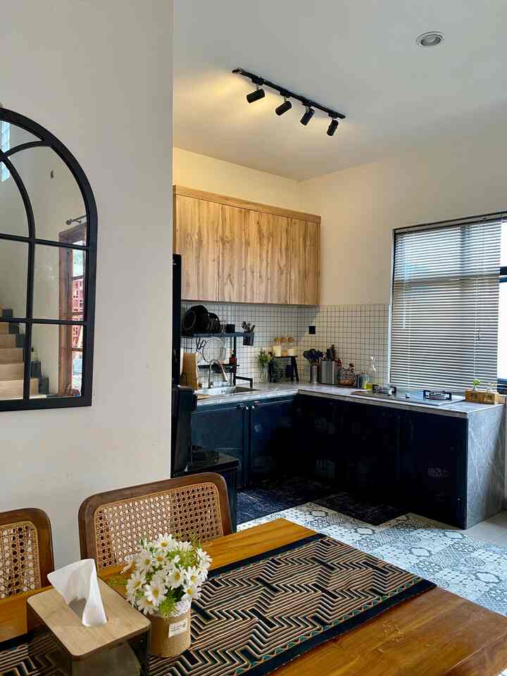 Konsep open space antara ruang makan dan dapur.

#wallpaper #wallsticker #tempatberas #kitchensink #piringkeramik #topleskaca #setsutil #DapurOpenSpace #RumahTanpaSekat