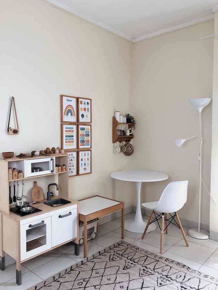 Sebenernya ruangan ini memang untuk playroom anak aku, cuma aku tambahkan coffee corner ala-ala untuk bisa menemani anak bermain atau belajar sambil ngopi-ngopi cantik dan jika ingin sambil membaca pada saat malam hari ada standing lamp yg siap menerangi.

#playroomanak #coffeecorner #mejabulat #pajanganestetik #mainananak #roomdecor #DecorasiAesthetic #RoomDecor #PlayRoomDecor #PrintilanAesthetic #HomeDecor #KarpetTurki #Japandi #KoreanStyle #Scandinavian