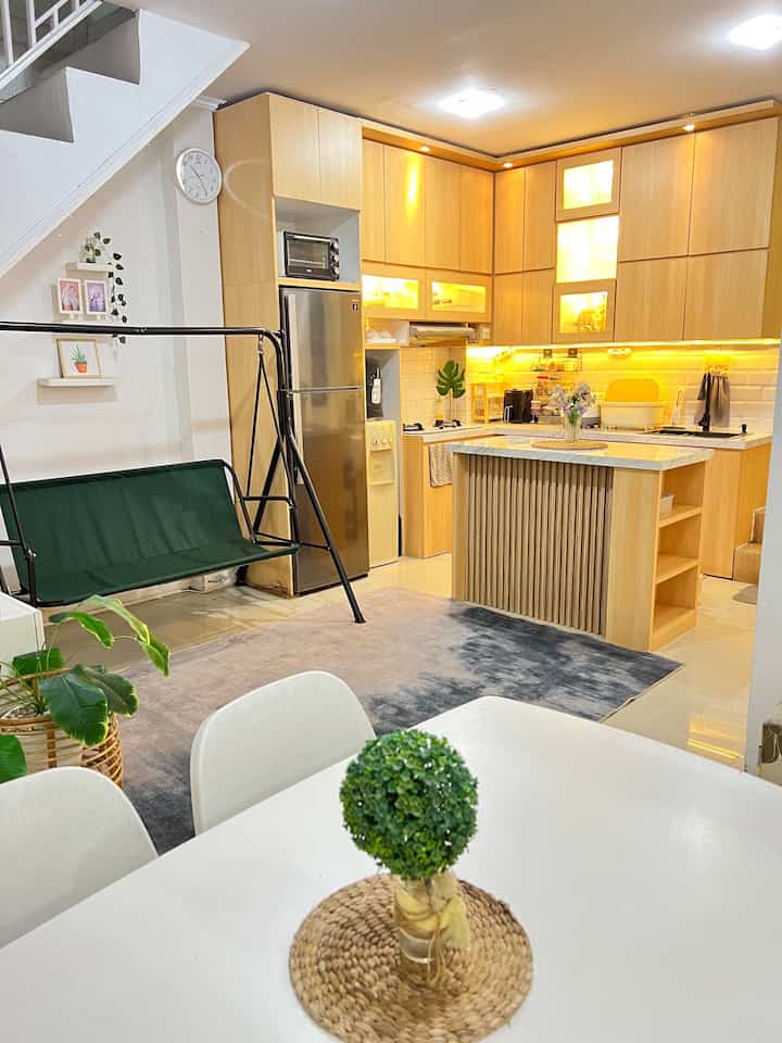 Konsep open space dapur, ruang makan dan ruang keluarga ini berukuran 6x4meter. Kami sering menghabiskan waktu disini karena tempat berkumpul anak-anak menonton sambil menemani mamanya memasak. Menambah suasana menjadi hangat karena kami sering berkumpul diarea ini.
#KitchenSet #KitchenSetMinimalis #KitchenSetJapandi #DapurOpenSpace #RumahTanpaSekat #Mishahome #JapandiStyle #OpenSpace