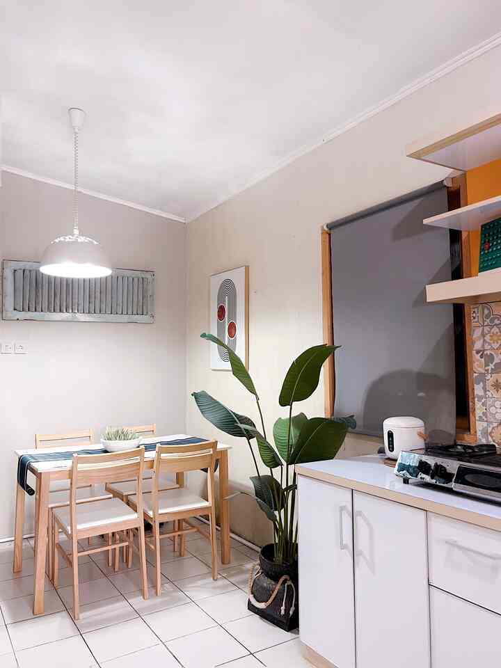 Hi, ini dapur dan ruang makan dirumahku 👋🏼
Area ini berdiri sendiri, tidak bergabung dengan ruangan lainnya, compact room pastinya.

Meja makan aq pilih dengan kaki2 meja yang slim agar ruangan terkesan santai dan lega. Tanaman a￼rtificial juga wajib hadir 🌿 biar ruangan makin berasa fresh. Untuk cat juga aq berika warna terang karna pencahayaan alami di area ini cenderung kurang. Pakai cat terang memang membantu banget ruangan jd lega 😊.

#mejamakan #walldecor #rollerblind #tablerunner #diningtable #kitchenset #lampugantung #tanamanartificial #pohonartificial #inspirasidapurmungil #dapurcompact #dapurantik #dapurkecil #dapurminimalis #ruangmakan #diningroom #inspirasiruangmakan
