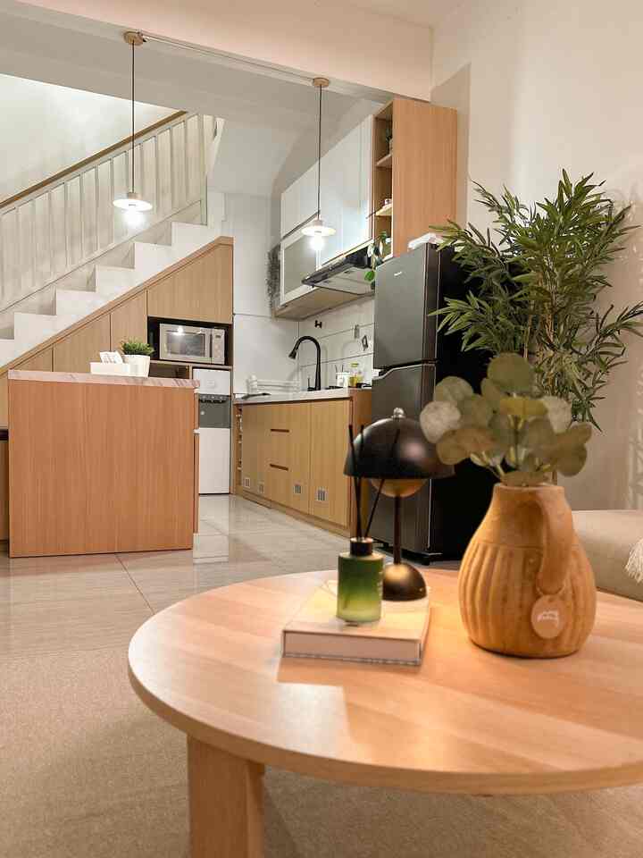 when the dining room and family room are combined, creating a friendly atmosphere in every corner of the house 😊

#KitchenAndDining
#KitchenIsland
#Livingroom
#DiningRoom
#KitchenSet
#CoffeeTable
#KitchenLamp
#KitchenDecoration
#BackspalshDapur
#DapurMinimalis
#JapndiKitchen
#JapandiLivingRoom

#DapurOpenSpace
#RumahTanpaSekat