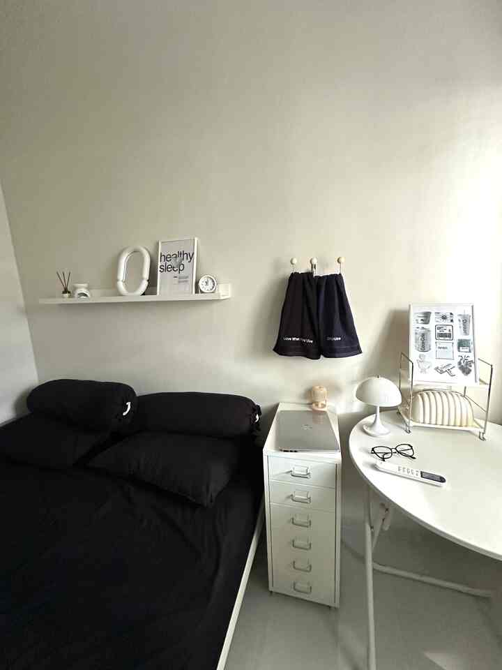 Small room with black bedsheet, creating a minimalist look with a few functional decoration details🖤
#minimalistdrawer #sprei #spreihitam #lampumushroom #moodlamp #ambalanminimalis #minilamp #bedroominspo #kamarmungil #kamarminimalis