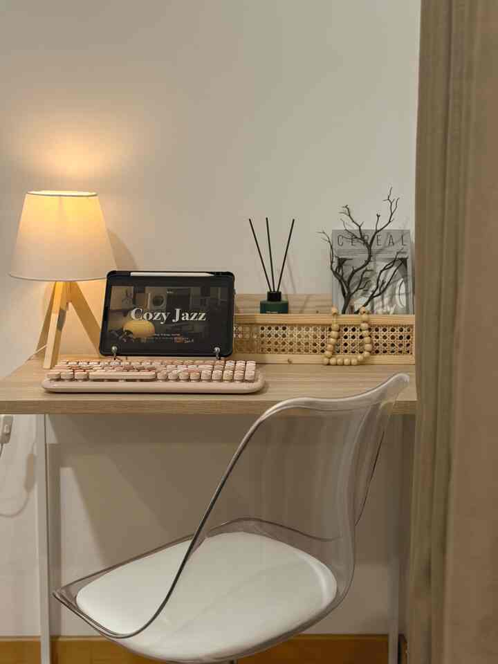 Suasana malam di rumahku 🤎

#RuangTamu
#LampuDapur
#BacksplashDapur
#RuangMakan
#RuangKerja
#LampuMeja
#SuasanaMalamRuangTamu
#MejaKerja
#DapurJepang