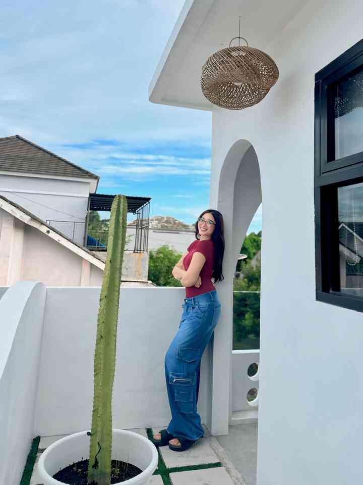 Balkon yang menjadi perdebatan karena ada yang bilang penting dan ada juga yang bilang gak penting?!!!
Tapi kembali lg dengan keinginan si pemilik rumah, alasan kenapa ada balkon :
1. Tempat bersantai
2. Menjaga sirkulasi udara
3. Maunya buat berkebun kecil-kecilan cuma belum terealisasi haha gpp yg penting ada balkonnya aja dulu
4. Kepentingan fasad
#Cat
#CatRumah
#Balkon
#RumahMinimalis
#Mediterania
#Mediteranean
#InspirasiCatRumah
#Roster