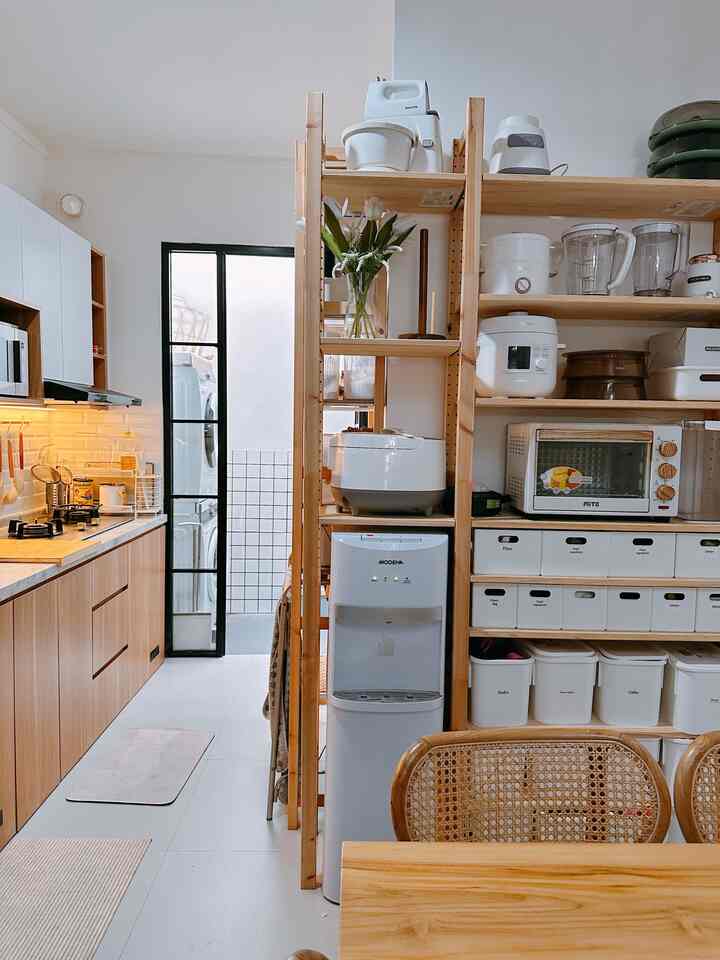 Ketika dapur dan ruang makan bersatu, rumah kecil terasa lebih besar! 😍Tanpa sekat, aktivitas jadi lebih leluasa dan menyenangkan. Gimana menurut tetangga online, open space ini cocok gak? 🏡💕

#dapuropenspace #kitchenset #kitchensetminimalist #Rumahtanpasekat 