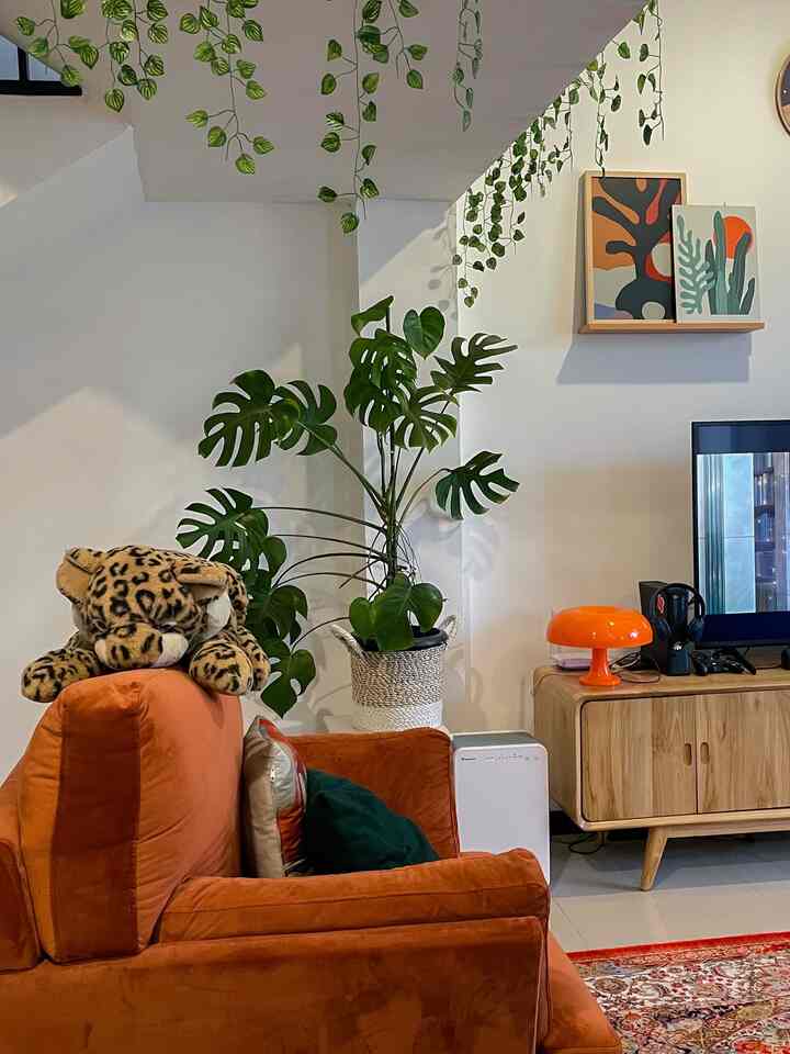 Sebenarnya akupun bingung apabila menentukan Tema dari rumah @diemdibumi dibilang #scandinavian bisa, #bohemian juga bisa. Pada dasarnya, aku hepi sama warna-warna vibrant dan juga warna kayu alami. Sehingga, aku menyatupadankan semua yg aku suka tanpa keluar dr jalurnya hahaha😚 yg penting, hunian kita bisa membuat nyaman yahhh #homedecorinspo #homestyle
#LivingRoom #InspirasiRuangKeluarga #Boho #SofaCustom #MejaTV #RuangKeluarga