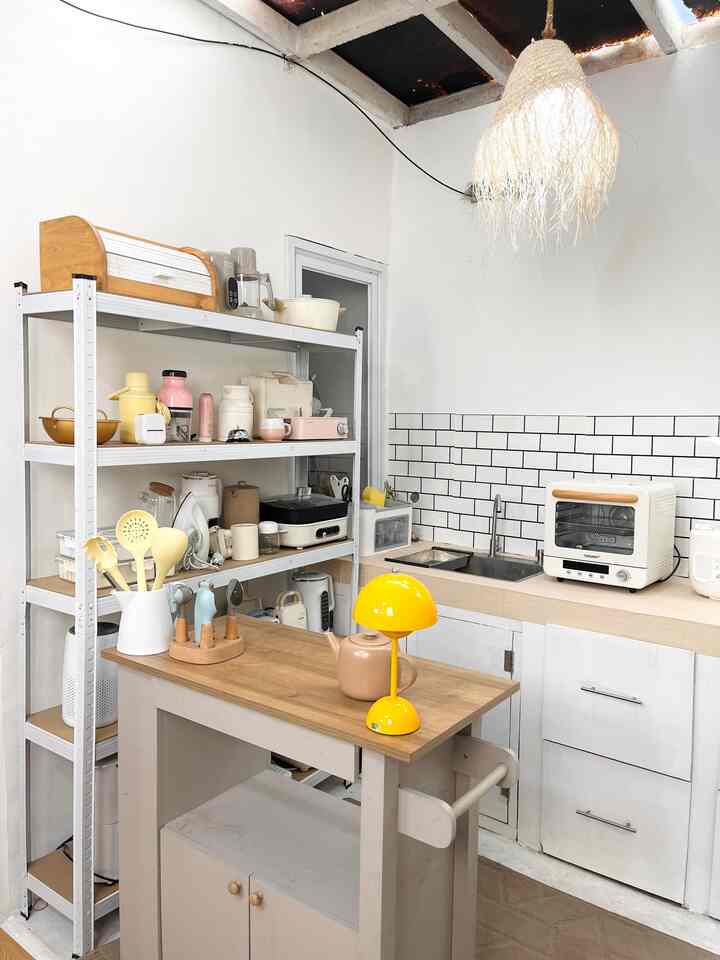 Kitchen Open Space

Solusi rumah mungil ku biar terlihat lebih luas salah satunya yaitu di konsep kitchen open space. Aku bikin kitchen kami tidak ada sekat apapun agar rumah tidak terlalu terlihat sempit. Aku bisa simpan rak besi storage untuk kitchen stuff ku, dan meja kitchen sebagai aisle.

#dapuropenspace #rumahtanpasekat #rakbesi #kitchenset #wallfoam #stickerpvc #kitchenstuff