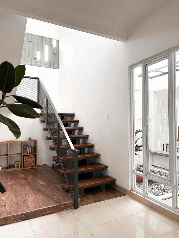 Tangga ini jd spot yg menarik meskipun terlihat simple dan minimalis, terbuat dari tangga baja dengan besi IWF dan anak tangga dari kayu mahoni, railing tangga terbuat dari besi wiremass. #Tangga #TanggaBesiBaja #Industrial #InspirasiTangga #Minimalis #boemisaturnus