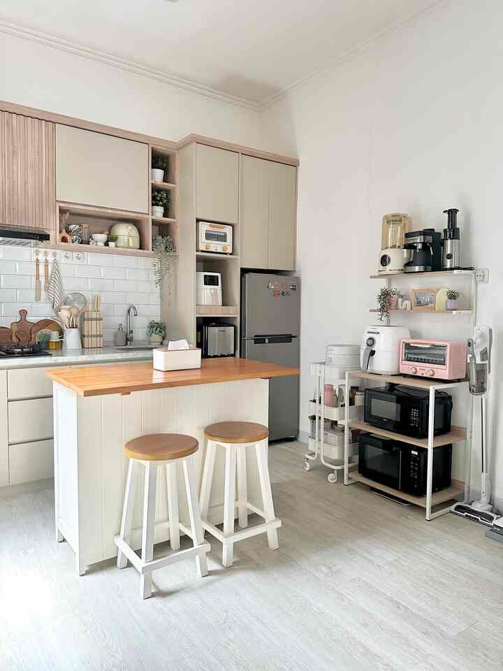 Dapur dan ruang makan menjadi satu, solusi rumah minimalis dengan keterbatasan lahan. Dengan konsep open space seperti ini, gerak dalam memasak dan menyiapkan makanan terasa lebih efektif dan efisien 🥰


#kitchenset
#hplaica
#vinyllantai
#DapurOpenSpace 
#RumahTanpaSekat