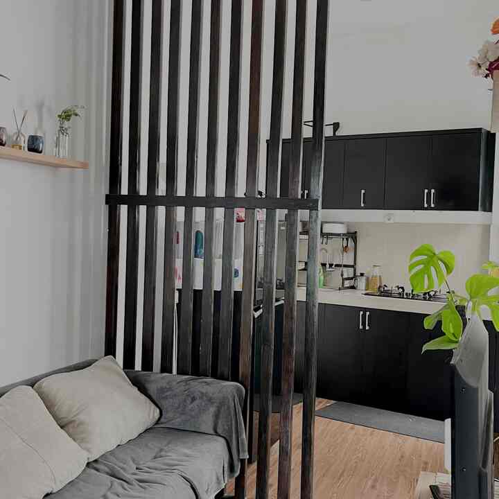Dapurku menyatu dengan ruang keluarga dikarenakan rumah kami yang mungil, konsep open space jadi alternatif utama dirumah kami.

Dengan menggunakan partisi, membuat konsep open space ku terasa rapih namun tetap terasa perbedaan layout.

#KitchenSet #KitchenMungil #Panci #KitchenSetMinimalist #Vinyl #DapurOpenSpace #RumahTanpaSekat 