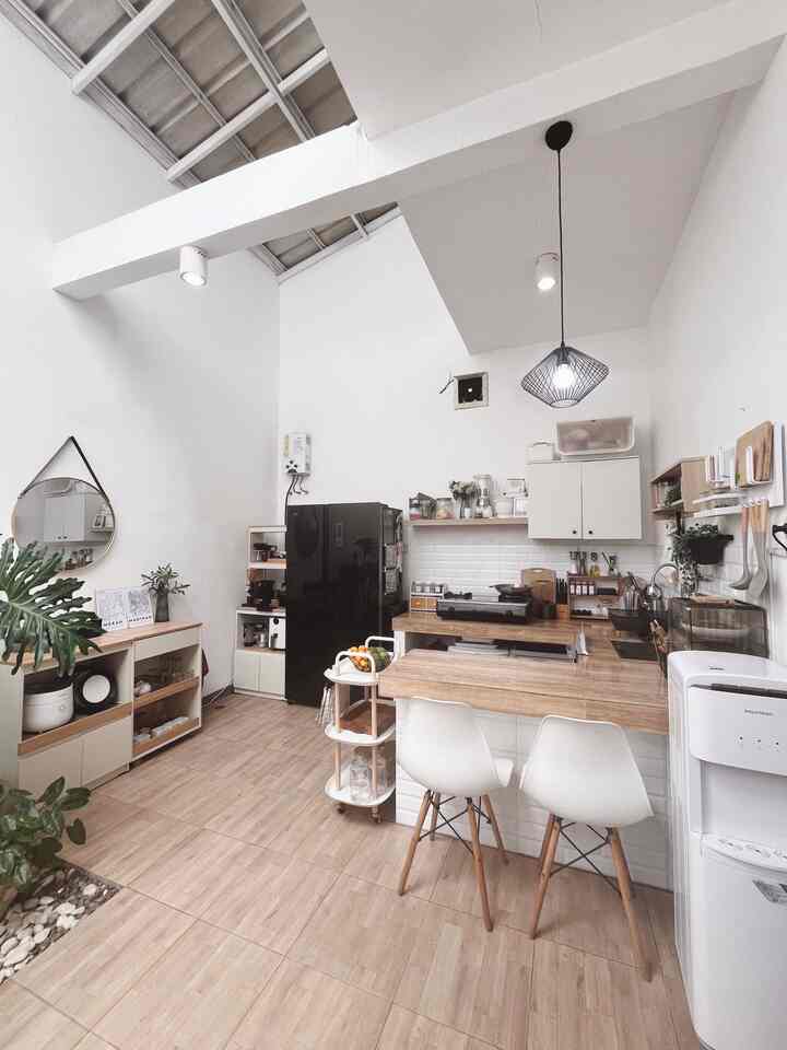 ✨ Maximize our lil kitchen
Mari memaksimalkan area terbuka di dapur dengan menambahkan dining area yang terbuat dari meja cor. Lebih hemat budget karena tidak perlu membeli set meja makan baru. 

Selain itu ukuran dining area bisa disesuaikan dengan sisa luas wilayah di dapur. Untuk area penyimpanan tambahan bisa menambahkan kitchen cabinet dengan ukuran yang sesuai. Kami memilih set kabinet & trolley dengan roda yang bisa dipindahkan sesuai kondisi & kebutuhan. 

Agar semakin terlihat luas, kami memilih tidak menggunakan sekat dalam area dapur dan meja makan.

#DapurOpenSpace #RumahTanpaSekat #KeramikTopTable #KeramikLantai #BackSplashDapur #KabinetDapur #AmbalanDapur
