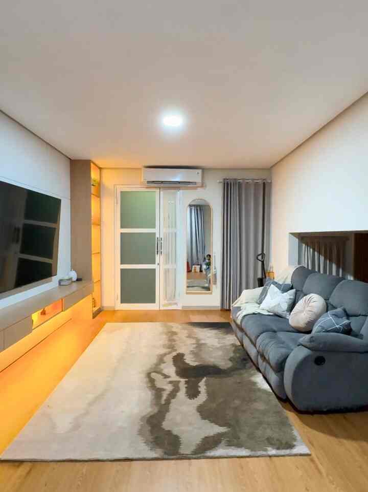 Ruangan ini jadi spot favorit kami buat quality time bareng keluarga kecilku. Mulai dari nonton film seru, main bareng si kecil, sampai sekadar cerita santai sambil rebahan di sofa kesayangan. 🛋️💕

Karpet lembut dan sofa yang super nyaman bikin suasana makin hangat, apalagi kalau ditambah camilan favorit. Dengan pencahayaan yang cozy, ruangan ini jadi tempat paling pas buat menghabiskan waktu bareng orang tersayang. ❤️✨

Q time bareng keluarga memang priceless! 🥰💫

#RuangKeluarga #RuangSantai #cermin #sofarecliner #bantalsofa #acpanasonic #tvlg #gorden #vynilestetik #livingopenspace #ruangtanpasekat