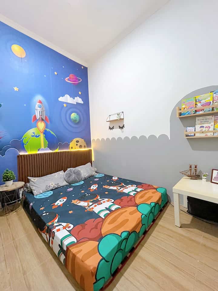 Inspirasi Kamar Anak ✨

Kamar ini berukuran 3m x 2,5 meter kami dekor dengan menggunakan walpaper 3D gambar astronot. 

Tidak banyak dekorasi karena memang kamar ini belum di tempati, hanya ada 1 kasur yang kami gunakan juga sprei motif astronot, 1 buah meja dan rak buku dinding di pojokan kamar.

Semoga menginspirasi 🤗

#InspirasiKamarAnak
#KamarAnakAstronot
#WallpaperDinding
#WarnaCatRumah
#IdeKamarAnak