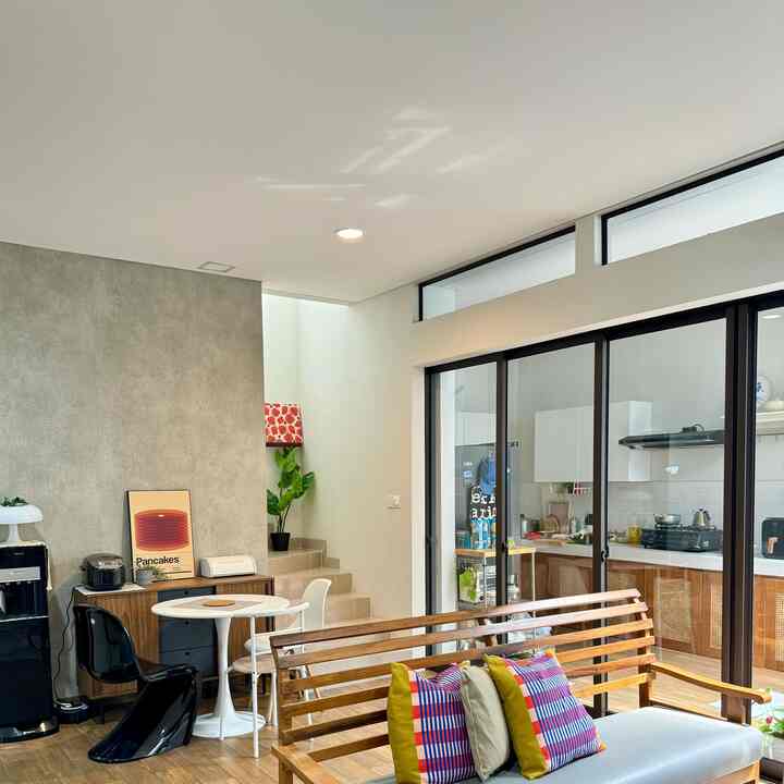 Area dapur dan dining room dirumah ini tidak sepenuhnya open space, namun juga tidak sepenuhnya terpisah, karena kami memilih menggunakan partisi aluminum sliding door yang dikombinasikan kaca. Ketika kami ingin memperoleh suasana yang lebih ‘open’ maka kami bisa membuka sliding door selebar mungkin, sehingga menciptakan kesan open space antara kitchen dan dining room. Tapi ketika kami membutuhkan partisi atau sekat, maka kami bisa menutup sliding door nya 🤗

#mejamakanbulat #kursimakan #kitchenset #kitchensetminimalis #wallpaperdinding #dapuropenspace #rumahtanpasekat 
