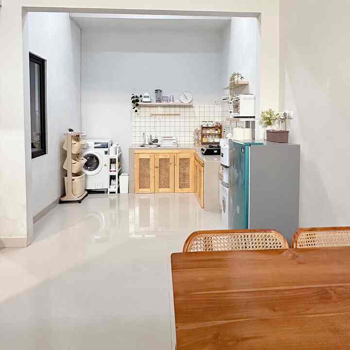 Dapur open space yang nyatu dengan laundry room, ruang makan dan terlihat dari living room. Yappp karna rumah ini open space tanpa pembatan dinding jadii sekali buka pintu langsung keliatan dapur nya. Jadi lebih leluasa dan terasa lebar, tanpa sekat atau pembatas aktivitas lebih menyenangkan apalagi yang punya toodler lebih efektif karna bisa masak sambil jagain anak main 😍

Kalau kamu suka dapur yang gimana ?


#lantaigranitglossy #fejkaikea #keranjanglaundry #ovenmecoo #airfryer #dispensergalonbawah #rakbumbudapur #mejakayujati #sofaminimalis #mejalipat #mesincuci #wallpaperdinding #baksampah #vaskentroli #jamikea #rakcucipiring #DapurOpenSpace #RumahTanpaSekat 