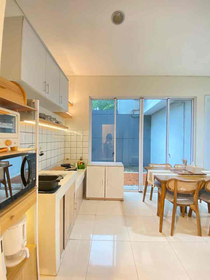 Ruang makan yang berdekatan dengan dapur ini memudahkan mobilitas kami. Selain dikarenakan keterbatasan ukuran, penempatan meja makan kami juga lebih nyaman karena view outdoor dirumah kami. Cahaya yang masuk juga membuat ruangan terasa lebih hidup dan lega.

#InspirasiDapurMungil
#DapurCompact
#KitchenSet
#KitchenSetMinimalis