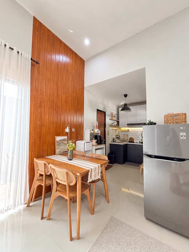 Konsep dapur open space ✨ dapur di rumah kami dibuat open space agar bisa memaksimalkan ruangan yang sempit. Dengan memakai konsep open space ini, kerapian merupakan hal utama yg harus diperhatikan.

#KitchenSet #HPLTaco #DiningTable #TableRunner #DapurOpenSpace #RumahTanpaSekat 