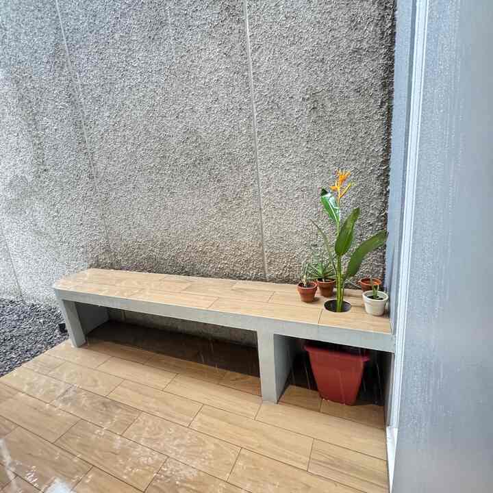 Punya area terbuka yaitu teras samping merupakan suatu privillage untuk kami yg memiliki rumah compact. Untuk itu kita sudah jauh2 hari meminta khusus kepada arsitek kami. 

Teras ini memiliki ukuran 2.4 x 1.4 cukup untuk sekedar duduk ngopi atau juga bercengkrama dengan keluarga. Daerah Tangsel sedang diguyur hujan terus nih, bagaimana daerah kalian?

#RumahCompact #TerasMinimalis #TerasSamping #KeramikMotifKayu #InspirasiTeras