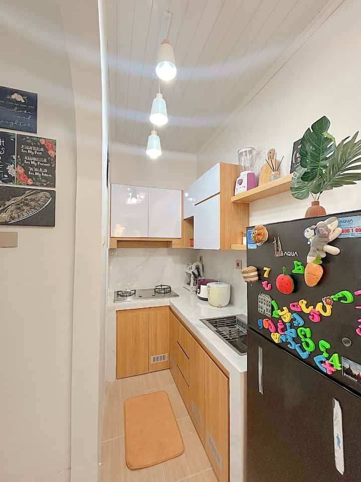 Haii tetangga online 🏡

Inspirasi dapur minimalis alias dapur gang senggol ini berukuran 1,5x2m 🤗

Untuk tetangga online yg sedang membangun rumah dan punya lahan terbatas kaya aku, penggunaan kitchen set ini jadi solusi agar dapur terlihat rapih dan barang yg jarang terpakai agar tidak berantakan.

Semoga menginspirasi 🤗

#KitchenSet
#KitchenSetMinimalis
#KomporTanamStainless
#KitchenSinkStainless
#PlafonPVC
#InspirasiDapurMungil
#DapurCompact
#DapurMinimalis
#KeramikLantaiKayu
#LampuGantung