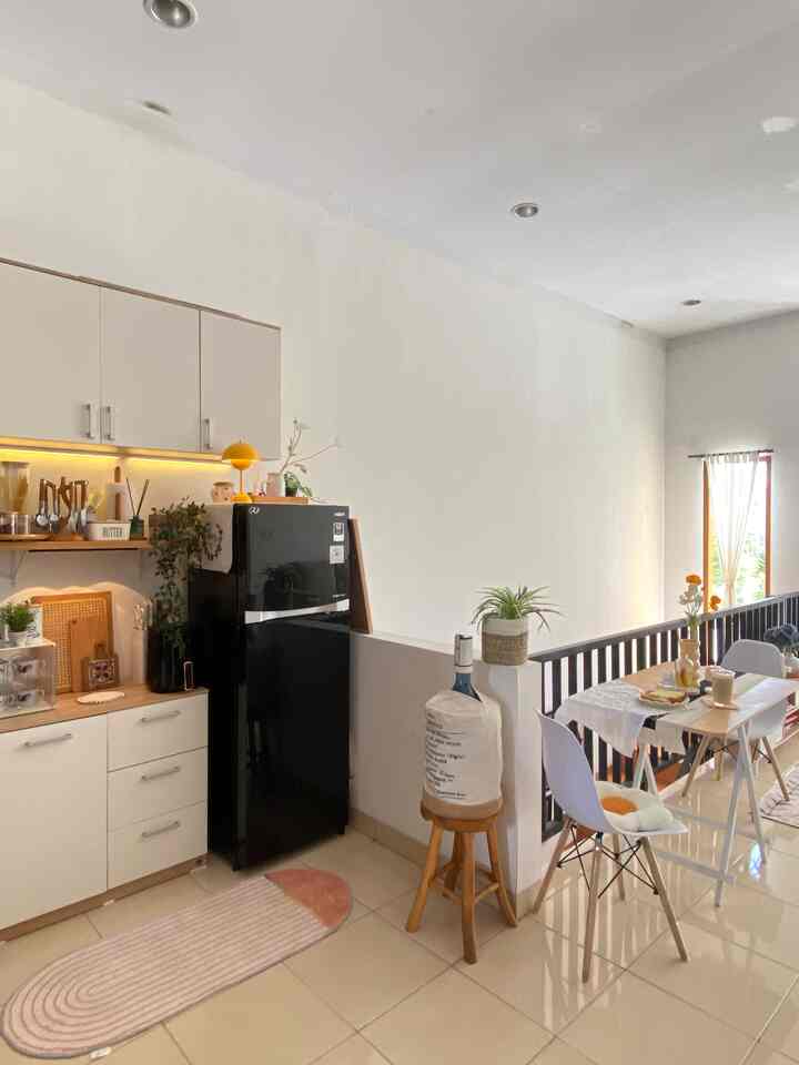 Why choose the open space concept?

To make it warm, all family members can see each other without any barriers/partitions 😍 besides that, so that this small room seems more spacious

What do online neighbors think, do they prefer open space or not? ☺️

#kitchenset #kesetdapur #mejamakanlipat #kursiaesthetic #catrumahminimalis #tableware #tablerumner #rakdinding #napkin #dapuropemspace #rumahtanpasekat
