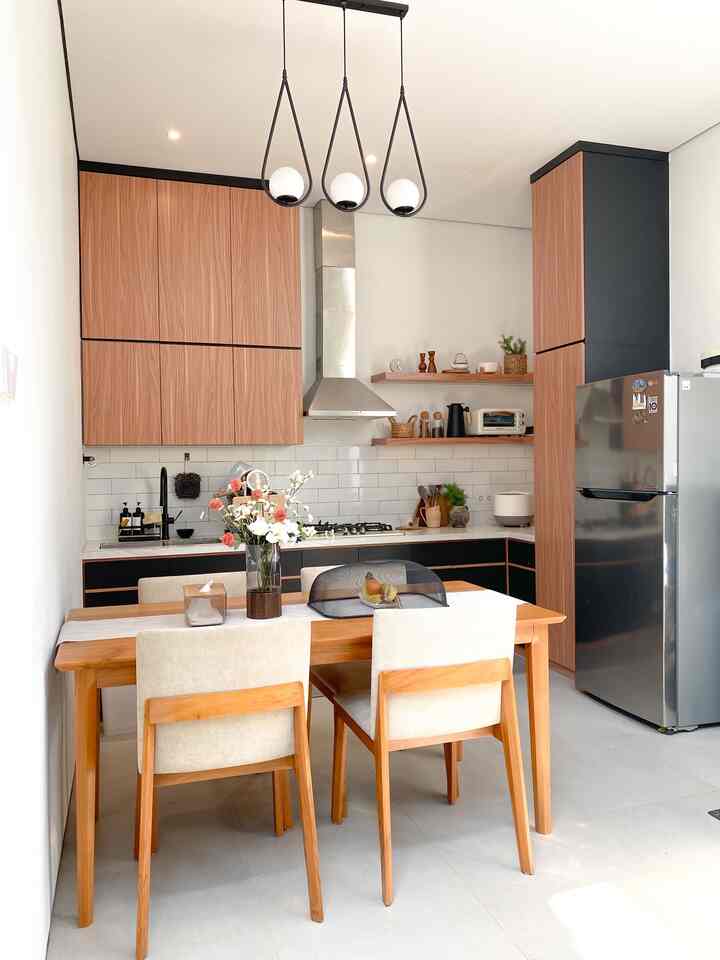 Punya lahan terbatas tapi pengen rumah tetap terasa lega, kita bisa memilih konsep open space. Dapur yang menyatu dengan ruang makan ini bisa tetap fungsional dan estetis, juga sirkulasi udara yang baik. Selain itu masak bisa ada yang nemenin, karena suami biasa duduk sambil ngopi di meja makan. 

#kitchenset
#mejamakan
#kursimejamakan
#lampugantung
#inspirasidapurmungil
#dapurcompact