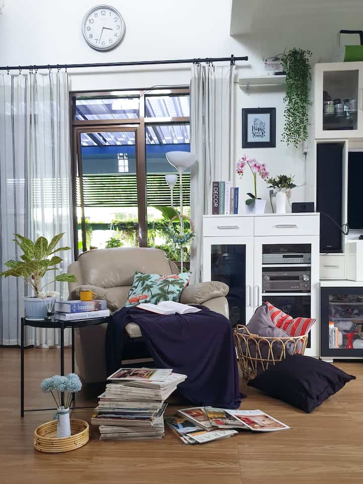 🔅reading nook idea🔅

untuk mengurangi bosan, kadang2 ibok sengaja mendekor pojokan di area living room menjadi reading nook. geser2 perabot dan mendekor ulang menjadi salah satu stress relief buat ibok 🤭

kalo cara tetangga buat stress realief apa?😁



#readingnook #interiormodern #interiorrumah #cat #catrumah #buku #ruangbaca #Instagram #Instagrammable 