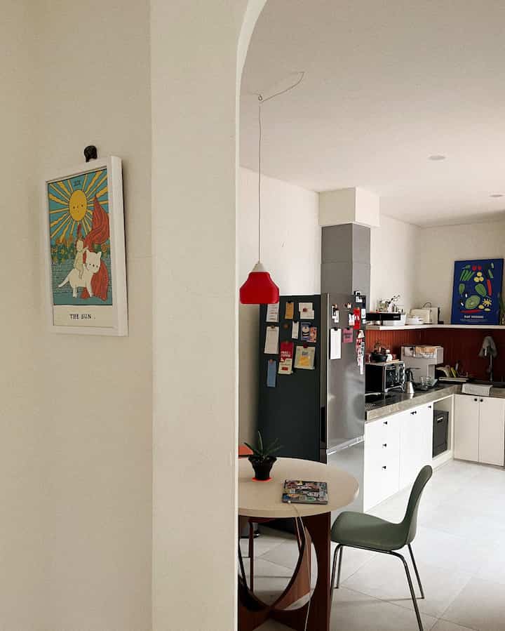 Punya rumah mungil dengan ruang terbatas bikin kami harus muter otak dan menunda goal punya open area yang nyatuin kitchen, dining area, dan living room 🥲
Tapi karena keterbatasan itu, jadilah "portal" ini buat nyambungin dapur yang berbentuk memanjang dengan living room di rumah ini. Dan untuk memberi kesan lega, kami juga menggunakan folding door besar yang menghubungkan dapur dengan area backyard (ada di slide terakhir 😉)
And so here it is, our tiny, humble, yet personal kitchen & dining area!

#InspirasiDapurMungil #DapurCompact #TinyKitchen #NarrowKitchen #DapurSempit #DapurIndustrial #MidCenturyStyle